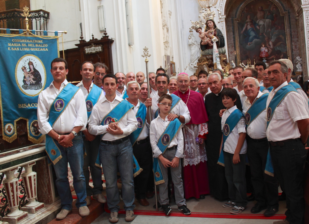La Congregazione al completo in occasione del 50° Anniversario del Decano Don Lino Di Vincenti nella foto anche Il Vescovo dell'Arcidiocesi di Monreale Mons. Di Cristina